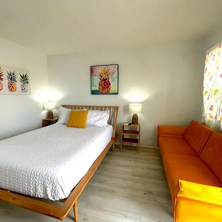 Pineapple Shores Retro Inn 6